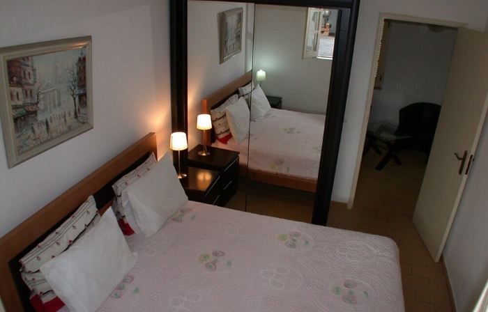 Sunny ap. with pool for 2 people (+2 young) right on the sea in a prime location