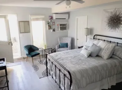 Private, Serene, Close to Everything Apartment in Charleston. Hotels near Drayton Hall