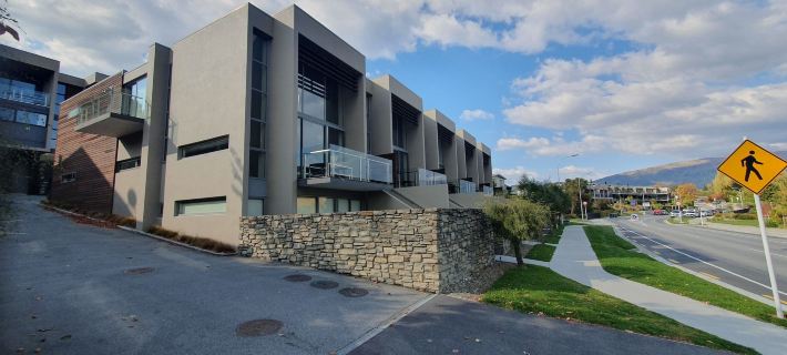Lakeshore Springs Apartments Hotels in Wanaka