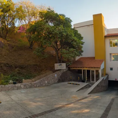 La Cañada Hotels near Templo de Pardo