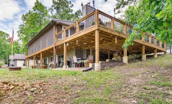 Truman Lake Retreat: Large Deck & On-site Fishing!