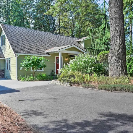 Family-Friendly Kirkland Home ~ 1 Mi to Downtown