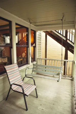 Bluebird Guesthouse Отели рядом с достопримечательностью «Mount Tabor Park»