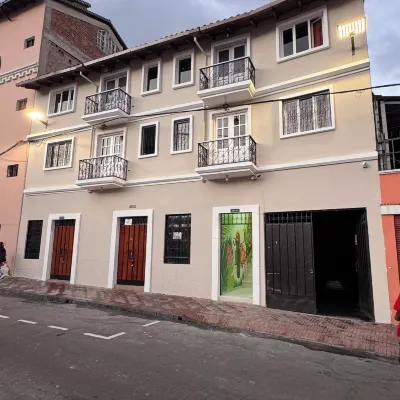 Hostal Casa Colonial Montufar Hotels near Bolivar Theatre