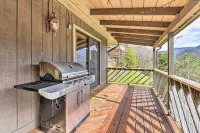 Best Location - Maggie Valley Cabin w/ Hot Tub! Hotels in Haywood County