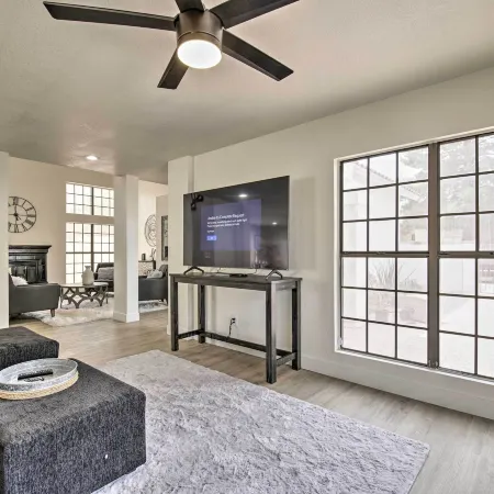 8 mi to Westgate Family-Friendly Glendale Home!
