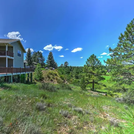 Upscale Flagstaff Home w/ Hot Tub & Mountain Views