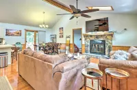 Walk to Wolf Run Lake Cottage with Furnished Deck Hôtels à : Penn Forest Township