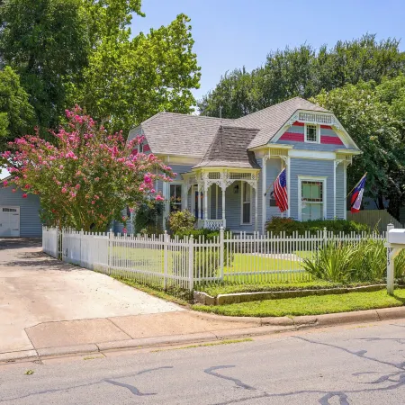 Granbury Home w/ Fire Pit, Walk to the Square!