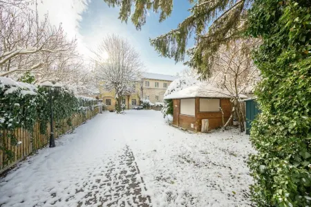 Spacious 2BR Stay for 6 Heart of Mödling Отели в г. Мёдлинг