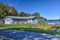 Lakefront Ludington Retreat w/ Kayaks & Fire Pit! - Wi-Fi