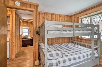 Pocono Lake Cabin w/ Screened Patio: Near Skiing! - Alojamientos
