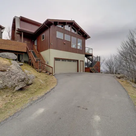 Views & Hot Tub: Sky Barn Retreat in Beech Mtn!