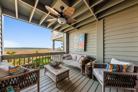 Ocean Front Deck and Mesmerizing Sunsets - Charming Coastal Retreat