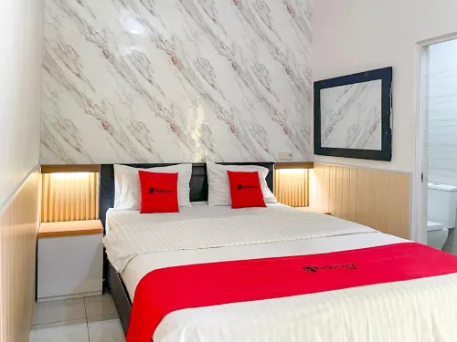 RedDoorz Syariah Plus Near Banyuwangi Airport Hotel a Kabat