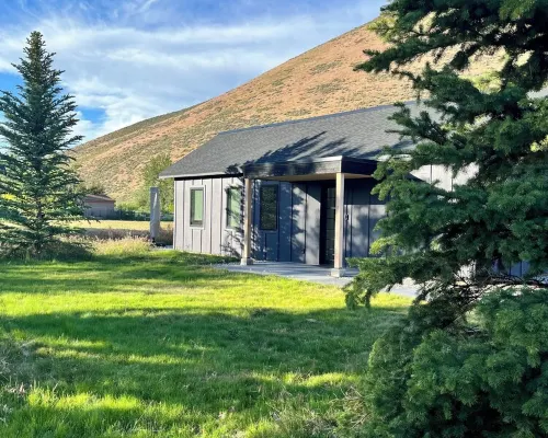 Red Devil Cottage in the Sun Valley Idaho area. Beautiful, modern mountain gem! Hotels in Hailey