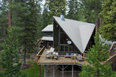 Timberline by AvantStay Stunning Chalet Cabin w Hot Tub Pool Table Home Theater