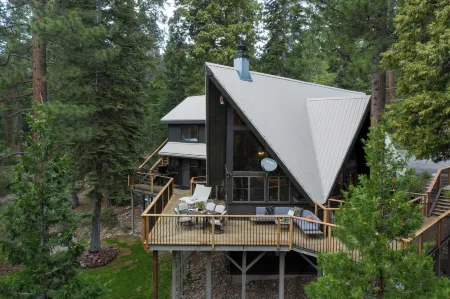 Timberline by AvantStay Stunning Chalet Cabin w Hot Tub Pool Table Home Theater Отели в г. Carnelian Bay