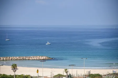 Herzliya Seaside Charming Home Отели в г. Герцлия