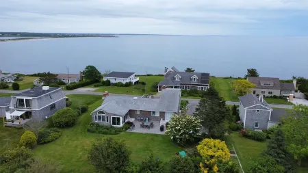 Little Compton: Sweeping ocean view, 5min walk 2 beach, big yard w/ patio, 4 BRs