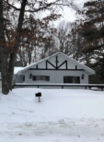 Beautiful Cottage Just minutes from The Twin Lakes & Beach