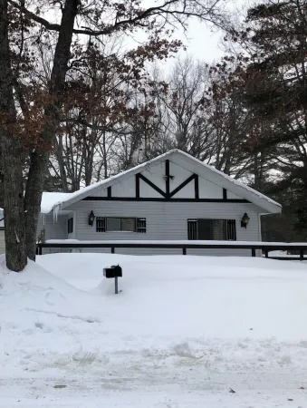 Beautiful Cottage Just minutes from The Twin Lakes & Beach