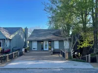 Beautiful 4 Bedroom River Front House in Downtown Hotel in zona Meadow Garden