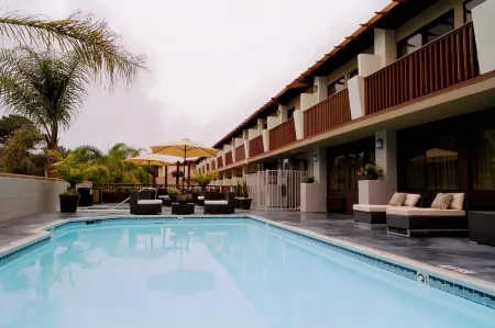 Holiday Inn Express & Suites Solana Beach-Del Mar Отели рядом с достопримечательностью «Fletcher Cove Community Center»