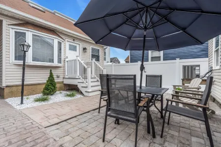 2 Min to Beach with Towels+ Linens, AC, BBQ Grill, Keurig Coffee