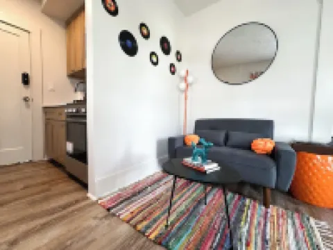 Groovy 1 Bedroom Apartment in Woodstock - AC & WiFi!