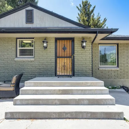 Mountain Views Walkable Lava Hot Springs Home!