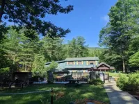 Snowshoe Hare Cabin at the Adirondack Lodge - 5 mins to Lake George Village