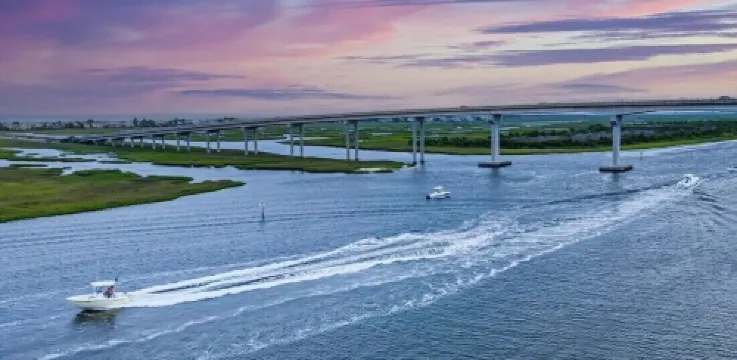 Luxury studio suite in Sea Trail. Close to beach. Wonderful screen in porch.