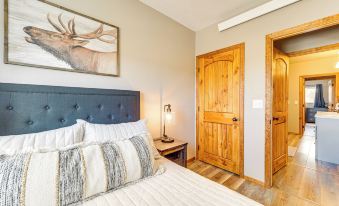 3 Mi to Trails: Secluded Eagar Cabin w/ Mtn Views!