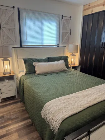 Cozy 2Br • Firepit • Minutes to Downtown & UW Campus • Near Lake Winnebago Отели рядом с достопримечательностью «Университет Висконсин в Ошкош»