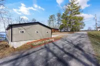 1 Bedroom Pet Friendly Guest House at Sunset Family Lake House with dock access Hotels in Creal Springs