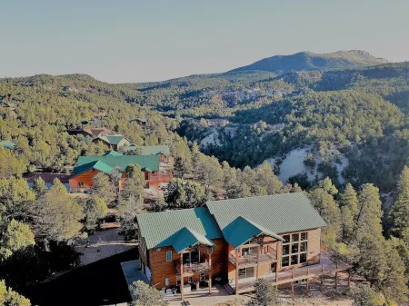 Zion Ponderosa Home. Hike into Zion National Park Отели рядом с достопримечательностью «Checkerboard Mesa»