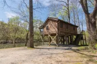 Treehouse River front with Mountain View-Wifi/Cable and Hot tub