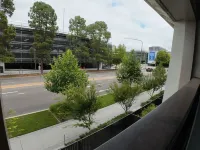 City Retreat with Rooftop Pool, Private Parking & City Views Reid 호텔