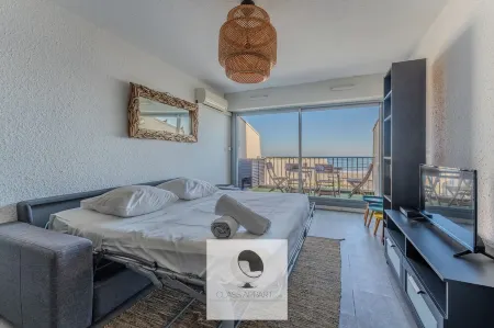 Front-line apartment with sea view and parking