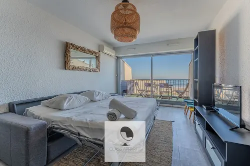 Front-line apartment with sea view and parking