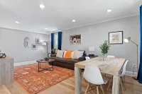 Charming Balcony Oasis with Secure Parking - Stylish Retreat Hotels in Lower Garden District