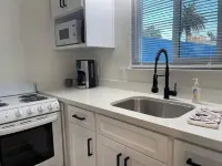 Newly renovated studio apartment 1 mile to HWY 99