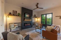 Rooftop deck with AMAZING Views, Fire table, Bar, Hot tub and Pet Friendly!