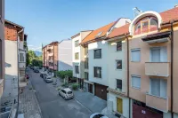 Cozy apartment in charming Sandanski with WiFi, AC Hotels in Sandanski