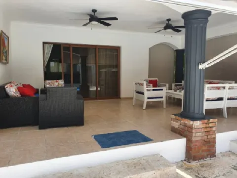 Glamorous & beautiful villa فنادق في 