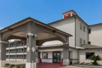 Red Roof Plus+ Galveston - Beachfront Hotel in zona Moody Gardens