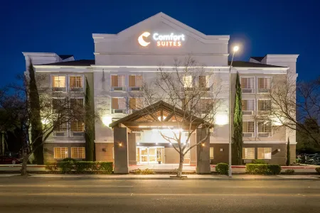 Comfort Suites Отели рядом с достопримечательностью «Sierra Vista Kiosk - Fresno County Public Library»
