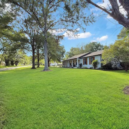 3-BR 8 Guests Modern Ranch on 1/2 acre