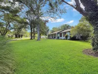3-BR 8 Guests Modern Ranch on 1/2 acre